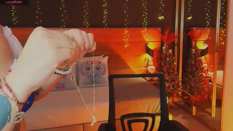 Snapshot of hanna_kimura chatting on 11/21/25, 02:43 Hanna online show from 11/21/25, 02:43