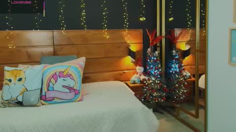 Snapshot of hanna_kimura chatting on 11/30/25, 07:18 Hanna online show from 11/30/25, 07:18