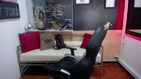 hanna_lamber online show from 03/04/25, 02:17