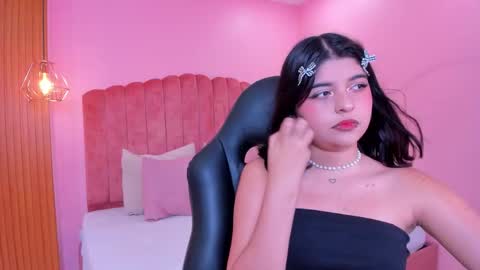 Snapshot of hannaa_bloom chatting on 12/15/25, 05:39 Hanna 3 online show from 12/15/25, 05:39