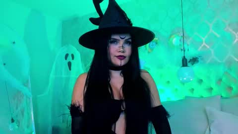 Hanna Brunn  online show from 10/31/25, 02:01