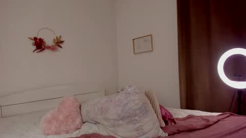 HannahIm a simple girl who likes gifts Lovense is activeThere are legends that in this room all your wish can come true online show from 02/15/25, 08:22