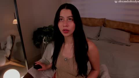 Snapshot of hannah_brady chatting on 10/14/25, 09:37 Hannah online show from 10/14/25, 09:37