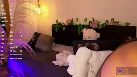 Hannah Williams online show from 10/04/25, 09:24