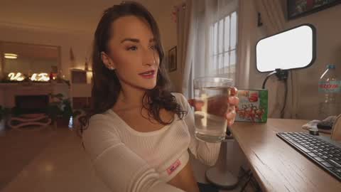 Hannah James online show from 12/19/25, 03:30