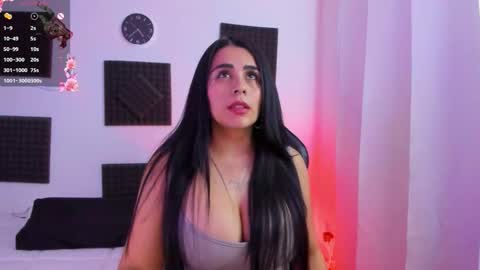 Snapshot of hannarusso chatting on 10/21/25, 09:37 Hanna  online show from 10/21/25, 09:37