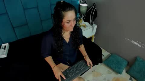 Snapshot of hanny_bliss chatting on 12/19/25, 12:01 Hanny online show from 12/19/25, 12:01