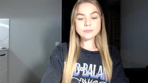 happy_fox_ online show from 11/17/25, 09:09