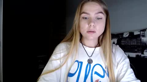 happy_fox_ online show from 04/09/26, 08:03