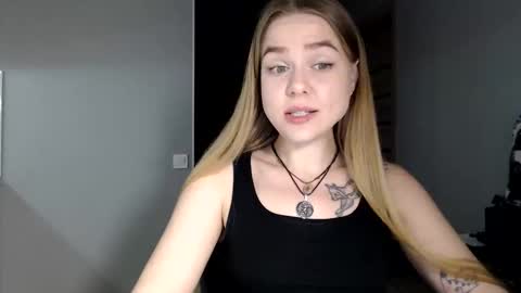 happy_fox_ online show from 04/10/26, 07:51