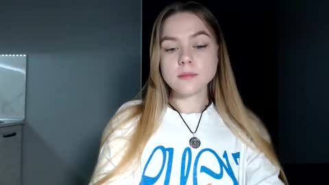 happy_fox_ online show from 04/19/26, 08:00