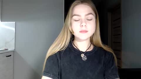 happy_fox_ online show from 04/22/26, 07:59