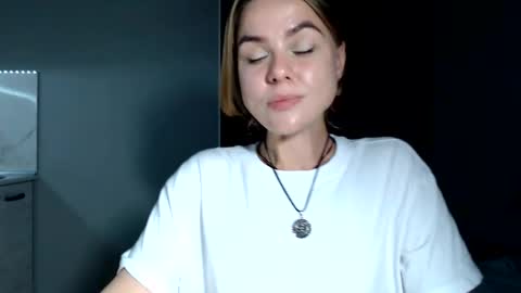 happy_fox_ online show from 06/10/26, 09:25