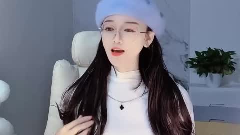 Snapshot of happysweetie168 chatting on 12/08/24, 03:43 Daisy online show from 12/08/24, 03:43