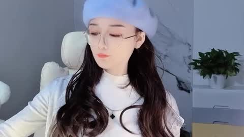 Snapshot of happysweetie168 chatting on 12/08/24, 06:43 Daisy online show from 12/08/24, 06:43