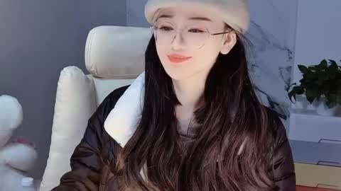 Snapshot of happysweetie168 chatting on 12/19/24, 04:57 Daisy online show from 12/19/24, 04:57