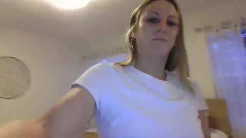 Snapshot of harmony_rose_xoxo chatting on 11/10/25, 09:25 Harmony online show from 11/10/25, 09:25