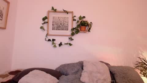 Snapshot of harmonyy01 chatting on 02/27/25, 05:13 Harmony Please help me to reach 100 thumbs up online show from 02/27/25, 05:13