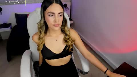 Snapshot of harper_woods chatting on 11/17/25, 02:01 Harper online show from 11/17/25, 02:01