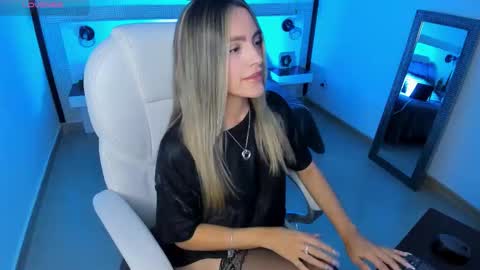 Snapshot of harper_woods chatting on 01/17/26, 02:44 Harper online show from 01/17/26, 02:44