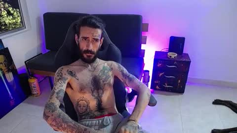 Snapshot of harry_reems_ chatting on 12/15/25, 04:06 OMAR online show from 12/15/25, 04:06