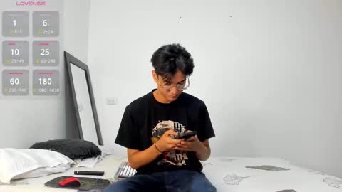 Snapshot of harrytwink18 chatting on 12/19/25, 01:29 HARRY online show from 12/19/25, 01:29