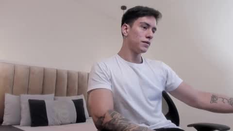 Snapshot of harryy_joness chatting on 02/14/25, 05:25 Harry Jones online show from 02/14/25, 05:25