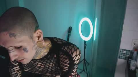 Snapshot of hatsumotokyoto chatting on 10/15/25, 06:35 More content 2 online show from 10/15/25, 06:35