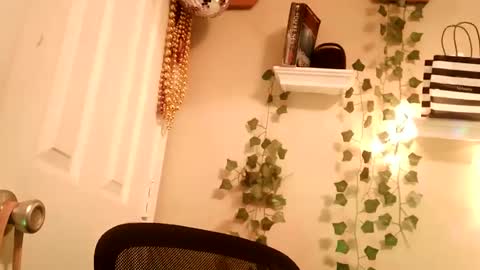 hawtchoc37 online show from 11/21/25, 11:20