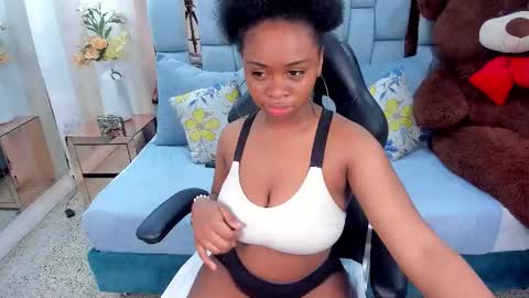 hazel_lanee online show from 10/30/25, 10:32