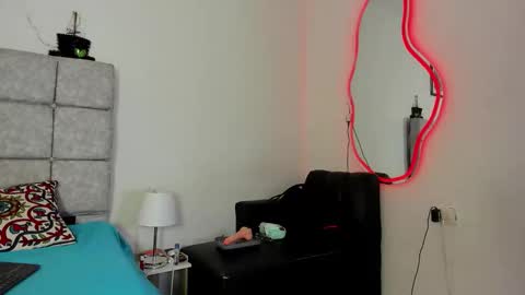 hazel_slim_ online show from 01/05/26, 06:33