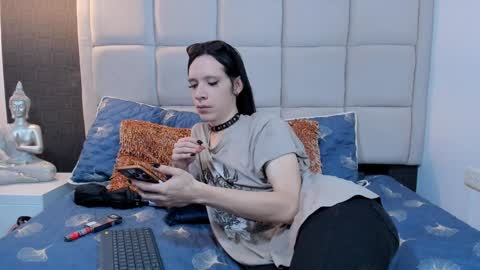Snapshot of hecate1_ chatting on 12/30/24, 07:32 Keira Hecate online show from 12/30/24, 07:32