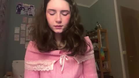 Snapshot of hedwiggrossberg chatting on 12/15/25, 02:10 Sarah online show from 12/15/25, 02:10