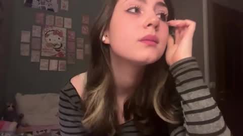 Snapshot of hedwiggrossberg chatting on 12/17/25, 02:12 Sarah online show from 12/17/25, 02:12