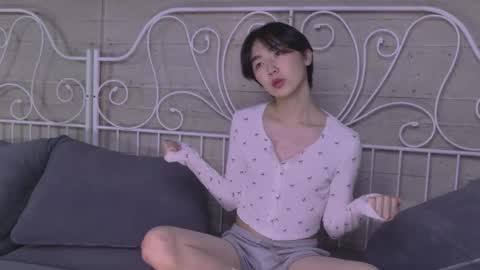 HEEJIN online show from 10/23/25, 08:40