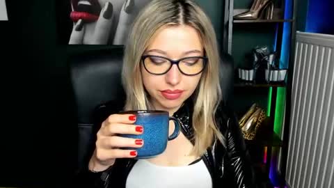Snapshot of heidi_pleasure chatting on 06/18/26, 04:24 Heidi online show from 06/18/26, 04:24