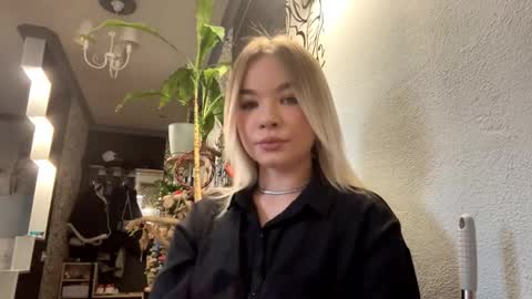 Lana online show from 12/01/25, 09:14