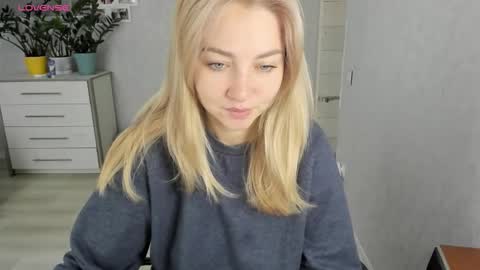 Snapshot of helen_angel_girl chatting on 09/19/25, 06:26 Helen sven online show from 09/19/25, 06:26