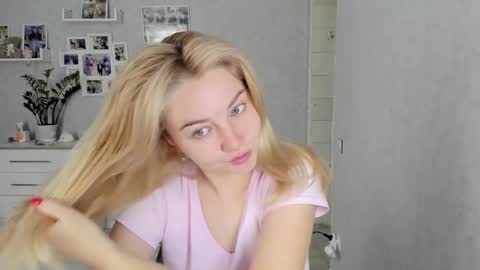 Snapshot of helen_angel_girl chatting on 10/15/25, 06:02 Helen sven online show from 10/15/25, 06:02