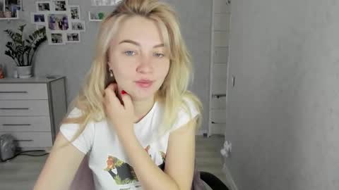 Snapshot of helen_angel_girl chatting on 10/16/25, 06:36 Helen sven online show from 10/16/25, 06:36