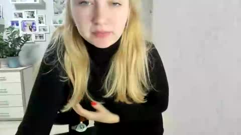 Snapshot of helen_angel_girl chatting on 10/17/25, 03:36 Helen sven online show from 10/17/25, 03:36