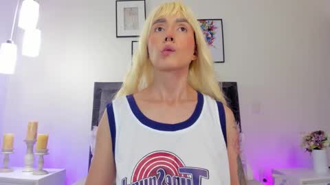 Snapshot of helen_mooree chatting on 01/17/26, 01:05 Helen online show from 01/17/26, 01:05