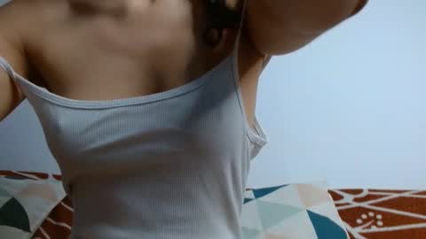 Snapshot of helena_hadler chatting on 01/28/25, 02:43 -- EE -- online show from 01/28/25, 02:43