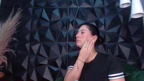 Helena Saenz online show from 12/18/25, 12:33