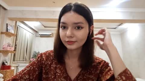 Snapshot of helgakraszewski chatting on 09/25/25, 05:49 Alice online show from 09/25/25, 05:49