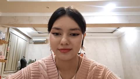 Snapshot of helgakraszewski chatting on 11/14/25, 03:33 Alice online show from 11/14/25, 03:33