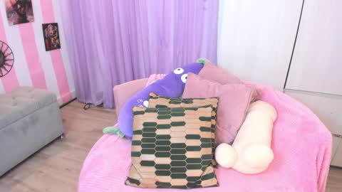 Laura online show from 09/28/25, 03:34