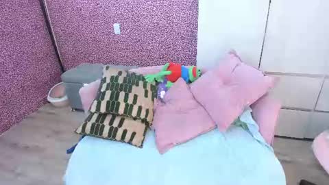 Snapshot of hell_fairy chatting on 06/17/26, 04:26 Laura online show from 06/17/26, 04:26