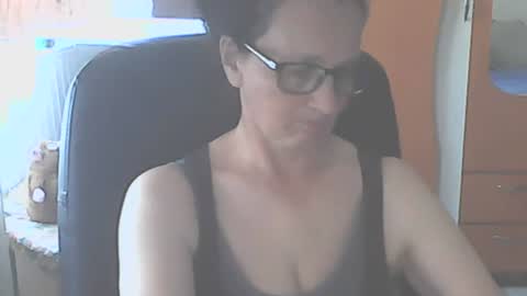 Snapshot of hellenmarie chatting on 06/19/26, 10:30 hellenmarie online show from 06/19/26, 10:30