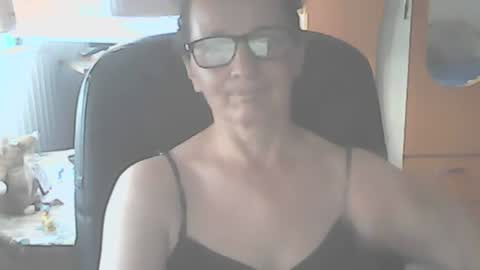 Snapshot of hellenmarie chatting on 06/29/26, 04:40 hellenmarie online show from 06/29/26, 04:40